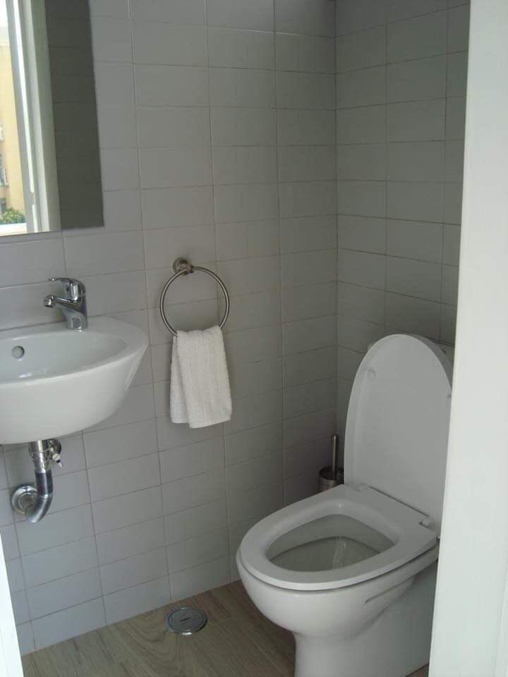 Quarto estudante rapariga com contrato