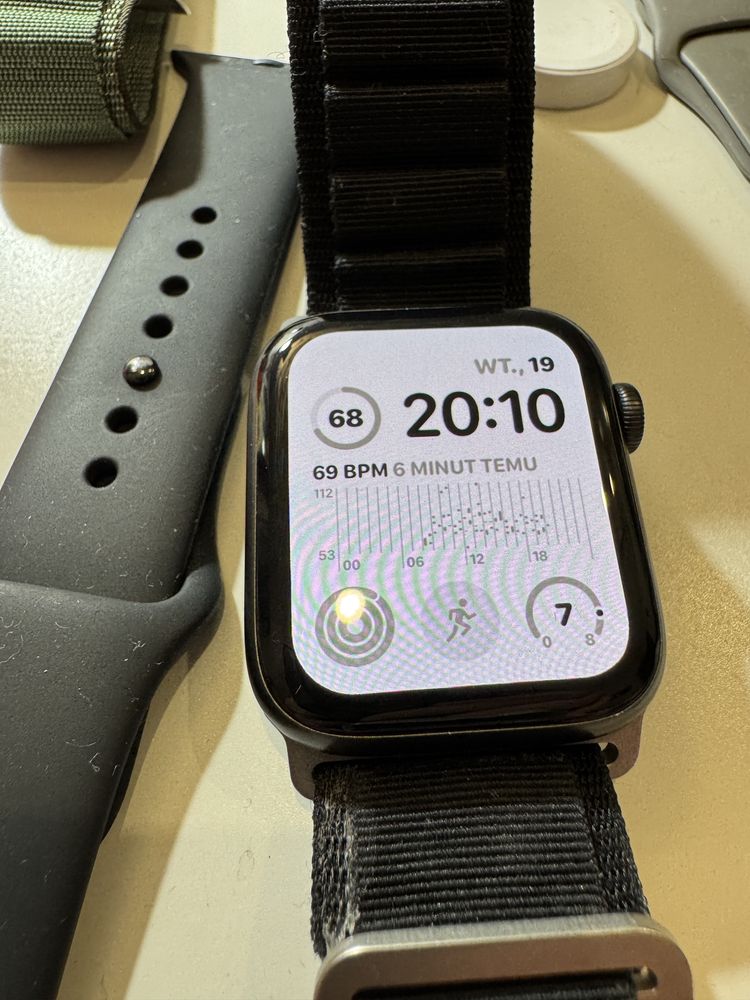 Zegarek Apple Watch SE 44 mm czarny Paski