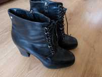 Buty botki czarne.