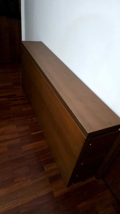 Cama de casal com colchão e mesinha de cabeceira mais movel