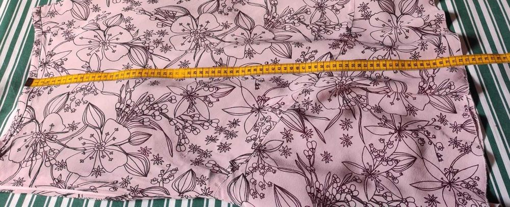 Saia midi evasé, fundo rosa velho e flores bordô - Tamanho 38
