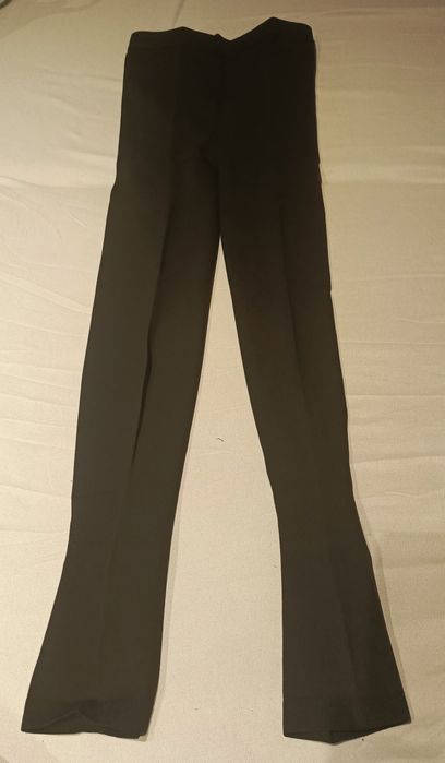 Medyczne rajstopy uciskowe z odkrytymi palcami.