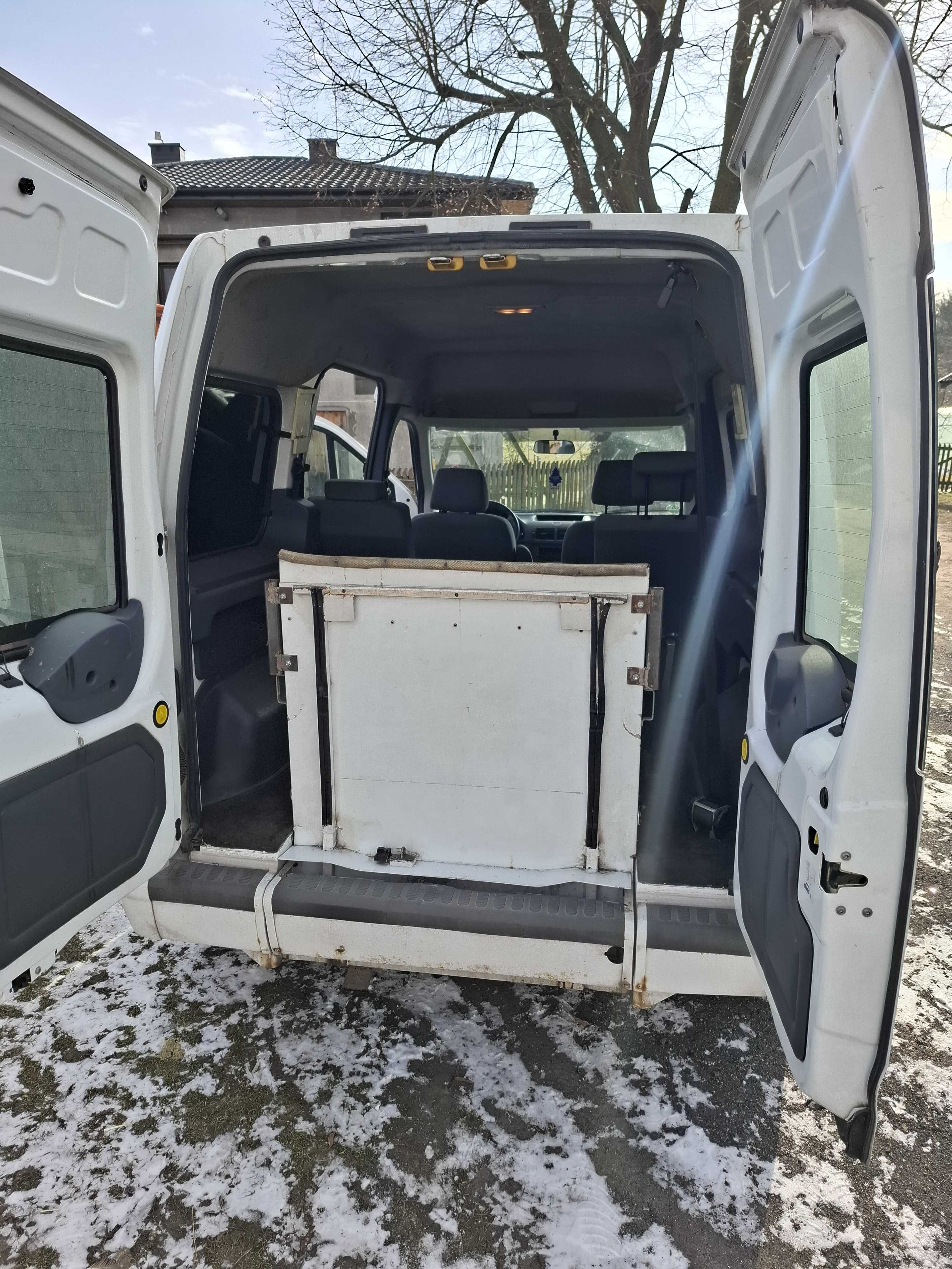 Ford Tourneo Connect przystosowany do przewozu osoby niepełnosprawnej