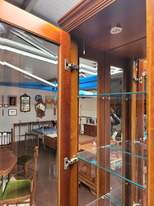 Cristaleira em madeira com fundo em espelho e iluminação - óptimo