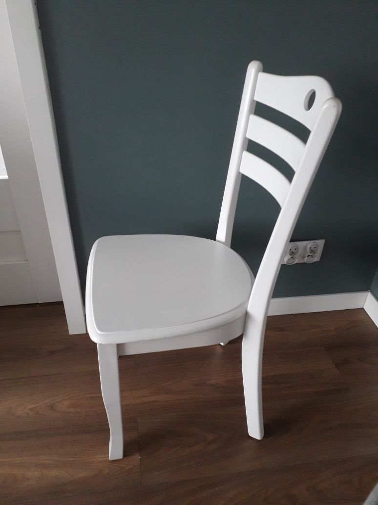 Białe drewniane krzesełko