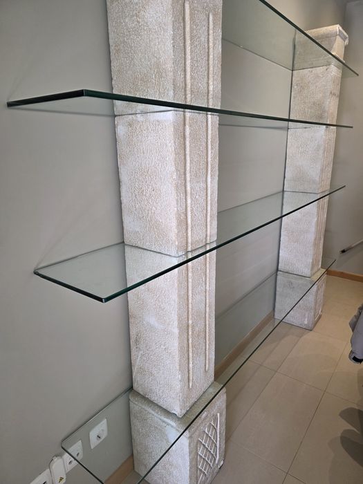 Vendo chaise longe, estante em vidro e granito e mesa com 4 cadeiras