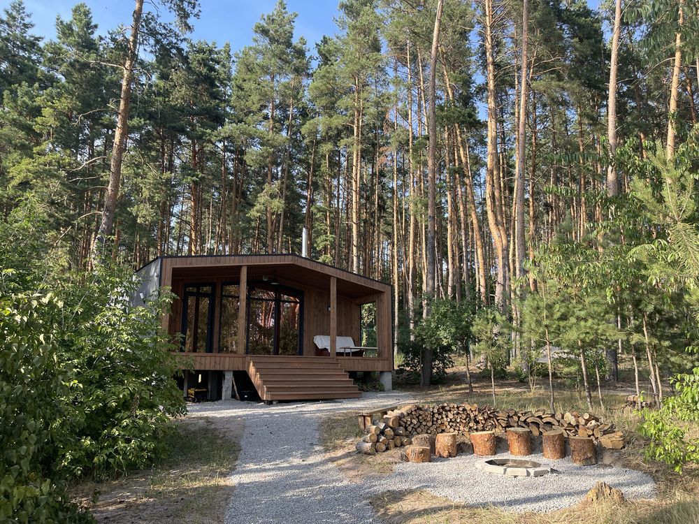Оренда подобово сучасного  будинку в сосновому лісі.