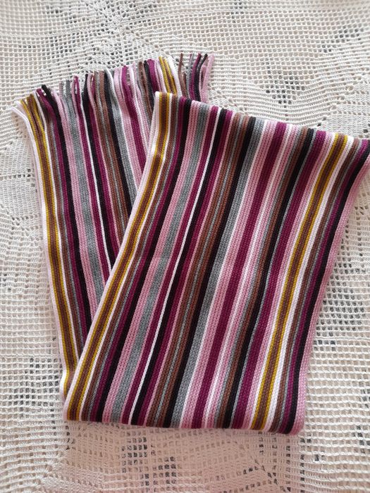 Cachecol às riscas em tons rosa, bordeaux e outros