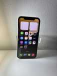 iPhone XR com capa e ecrã partidos