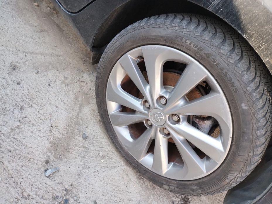 Koła 225/45/17 Toyota Auris II opony wielosezonowe ET50 felgi 5x114,3