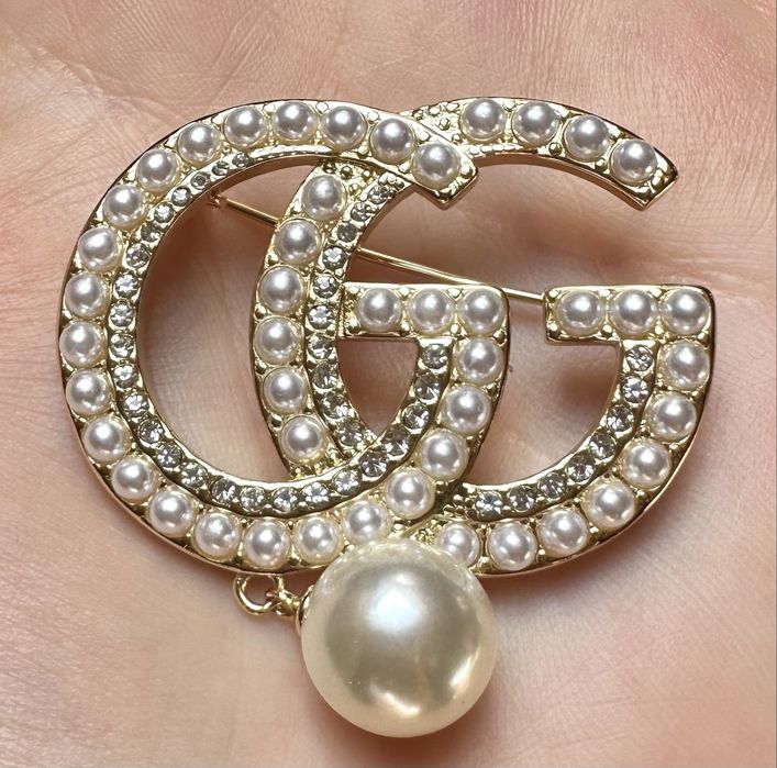 Broszka Gucci złota z cyrkoniami i perełkami
