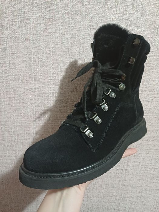 Чорні замшеві жіночі ботинки,черевики  відомого бренду 39розміру