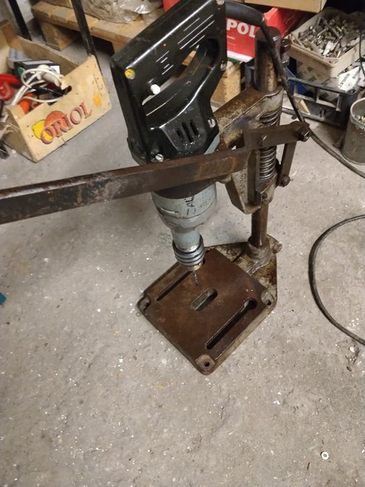 Statyw stojak do wiertarki stołowej.