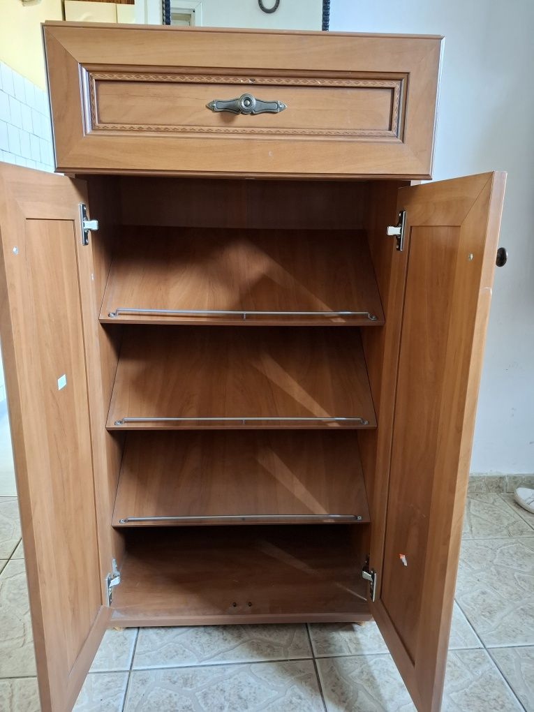 Pólka na buty z szuflada