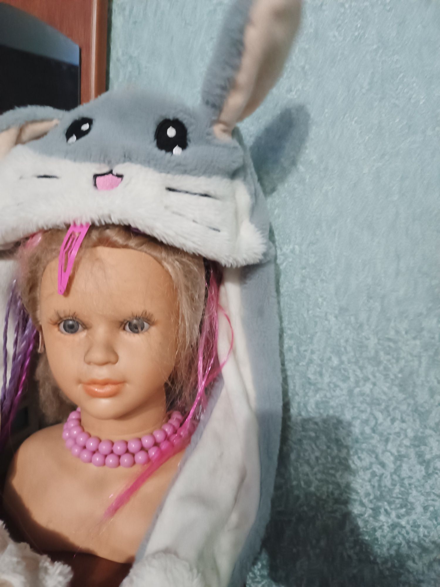 Шапка с подымающимися ушками.