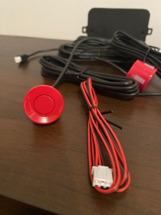 Czujnik parkowania w kolorze czerwonym