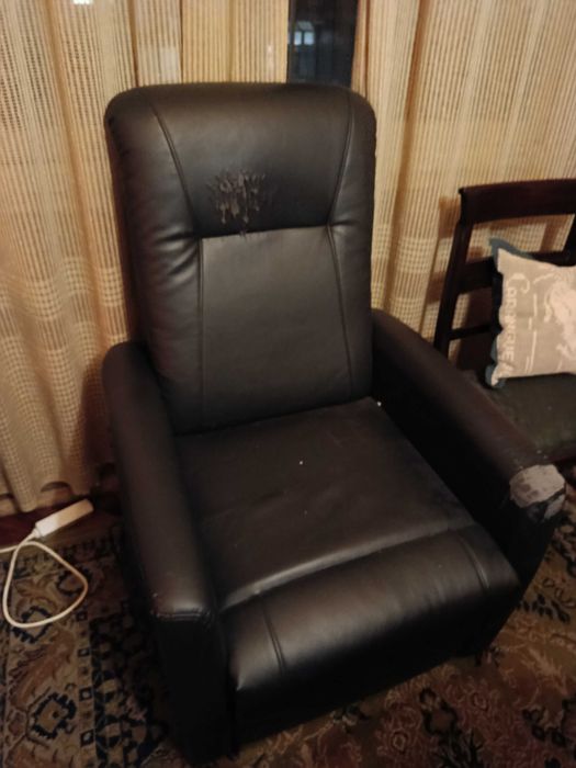 Cadeirão reclinável, usado.