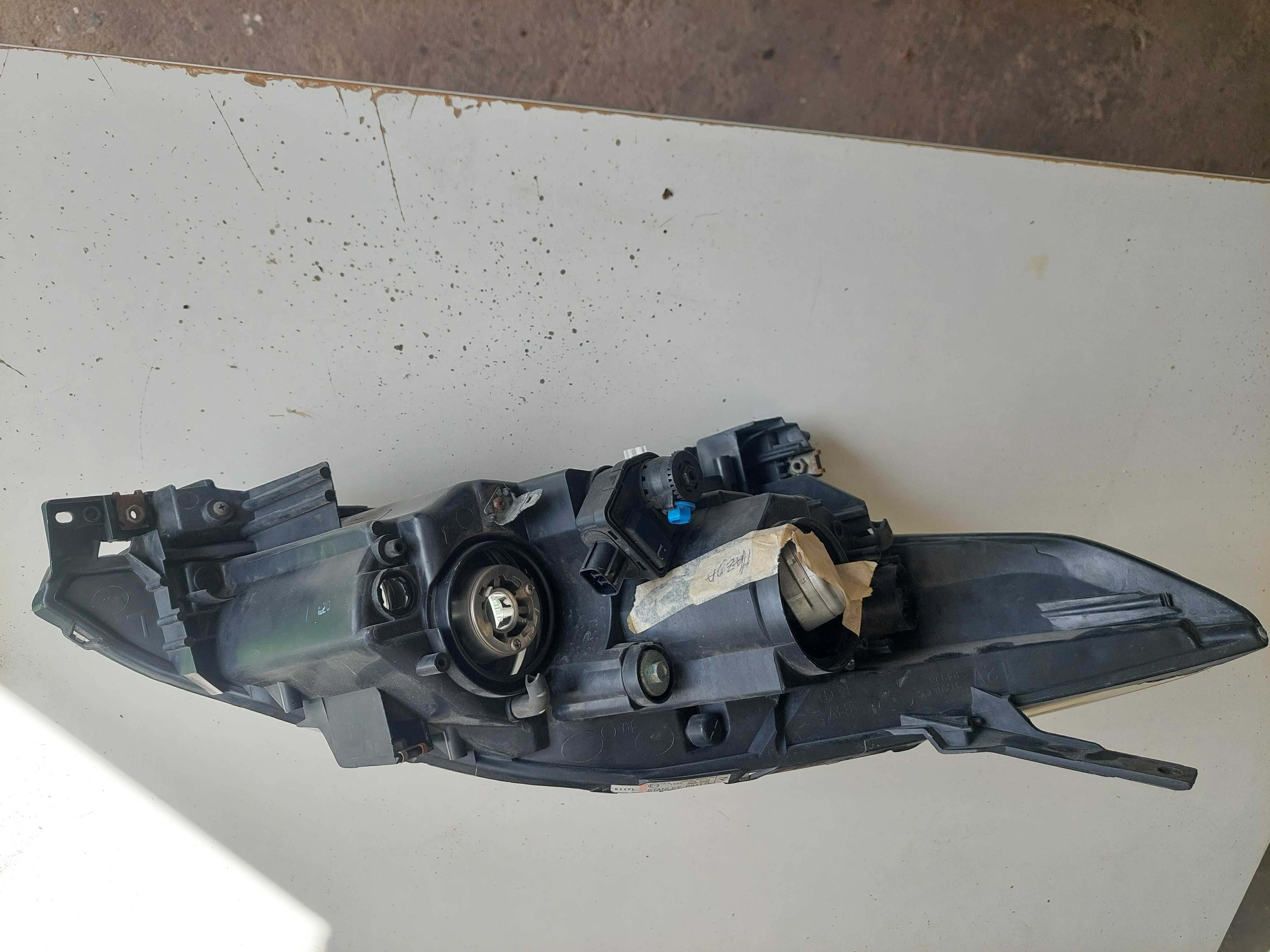 farol esq Mazda 6