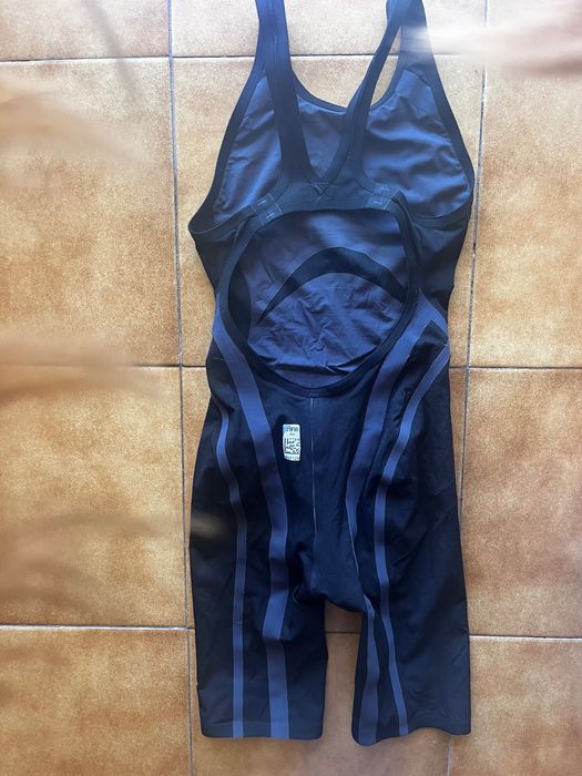 Fato de competição de natação arena