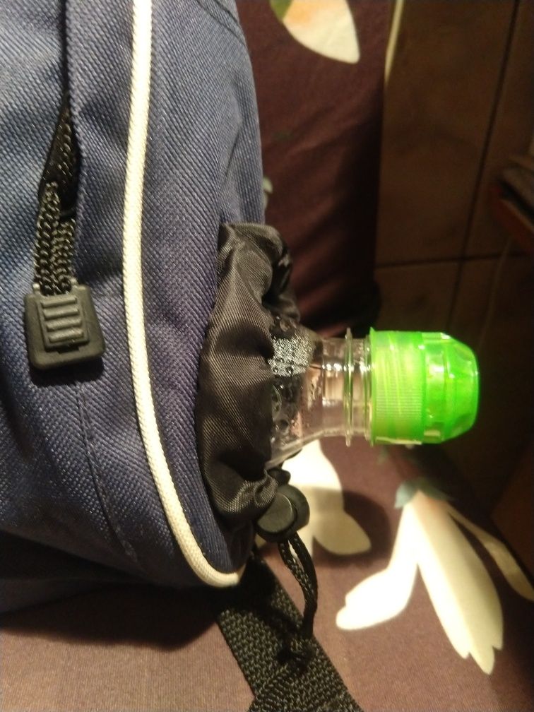 Plecak mały z fajną kieszonkę na butelkę
