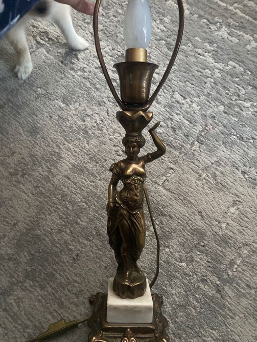 Lampka mosiężna kobieta