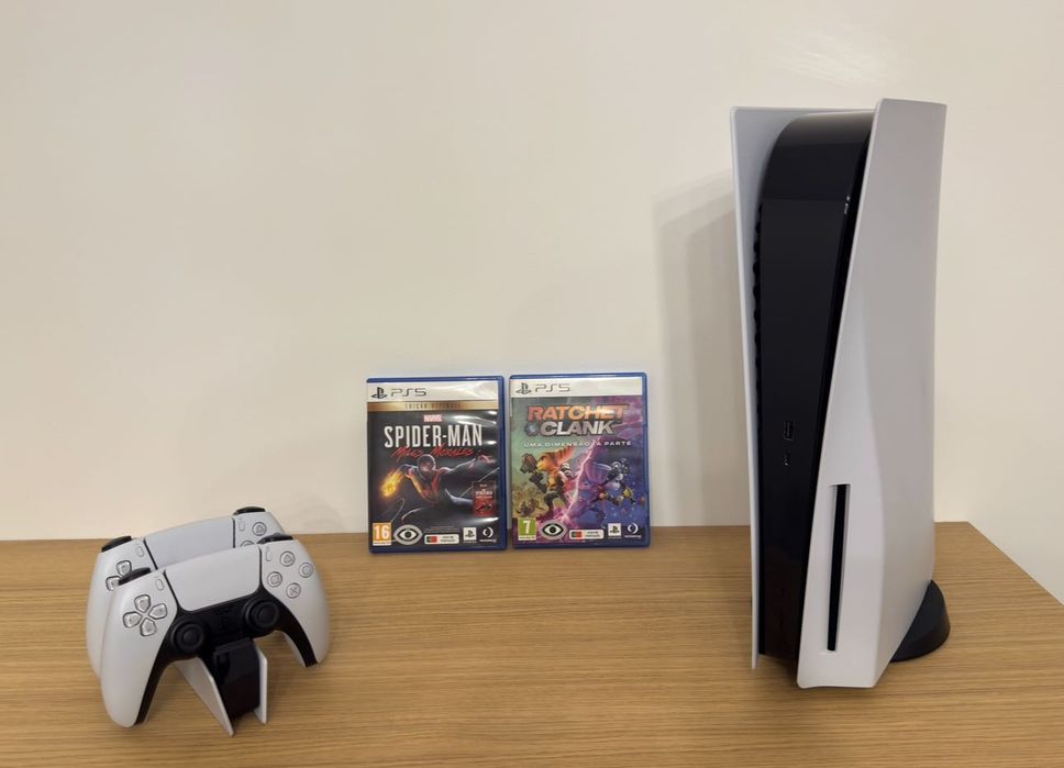 Playstation 5 + comandos + base + jogos