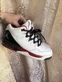 Кроссовки кожа натуральная Nike air Jordan оригинал размер 39-38