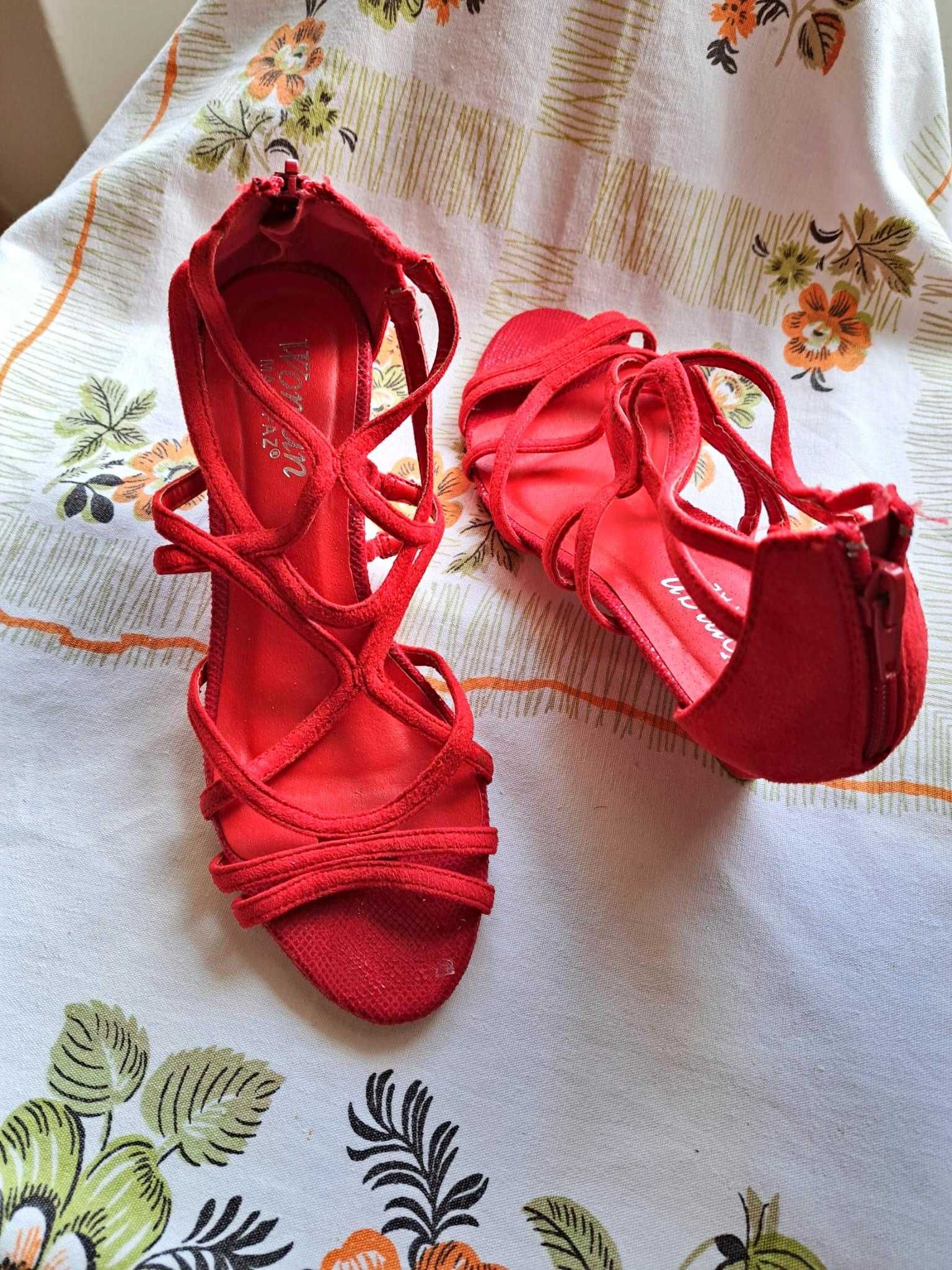 Sapatos com salto alto