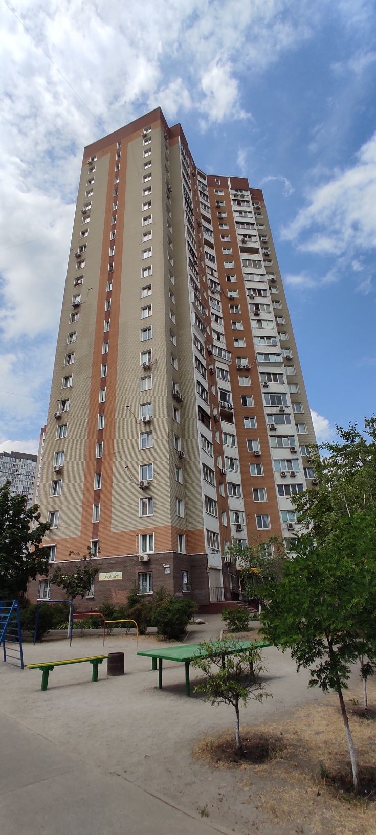 Продаж 3х кімнатної квартири 95кв.м,Харківська, Драгоманова 1Е