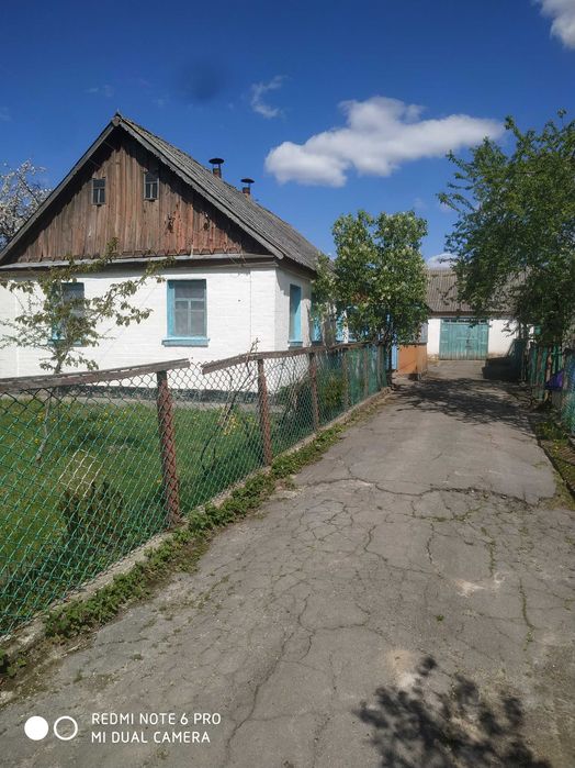 Продається дерев'яний будинок обкладений цеглою.