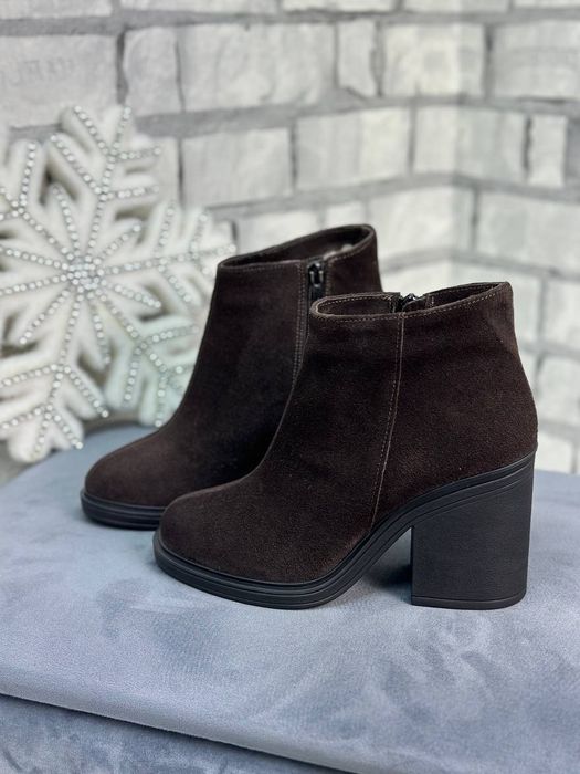 Жіночі шкіряні зимові черевики в кольорах