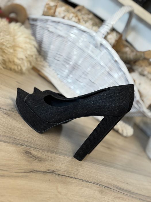 Wysokie szpilki na słupku na platformie