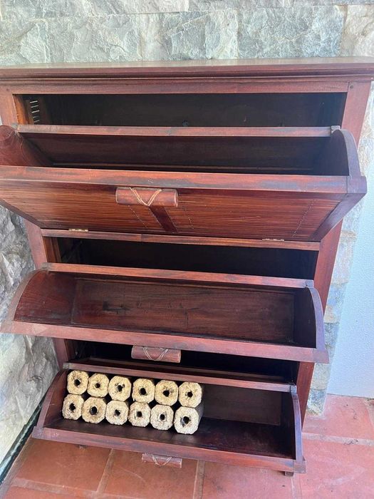 Sapateira em madeira maciça com portas basculantes – estilo rústico