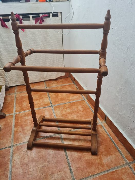 Toalheiro de pé em madeira