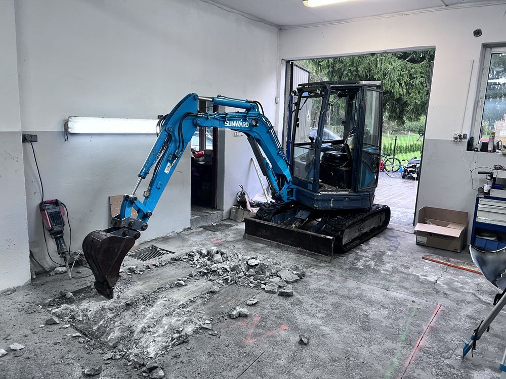 Uslugi minikoparka 2.7 T