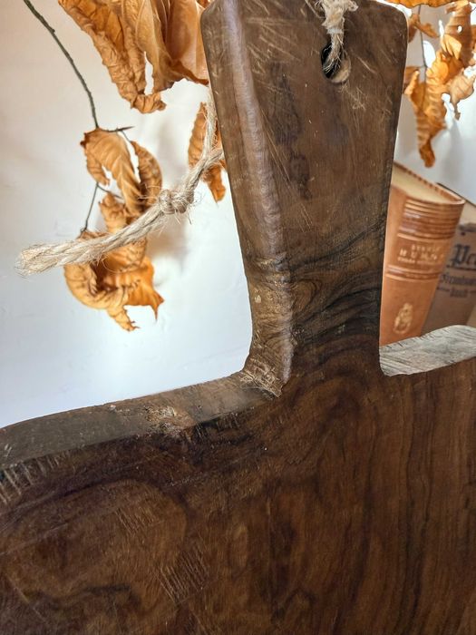 Ręcznie formowana deska do korjenia, o niepowtarzalnym rysunku słojów.