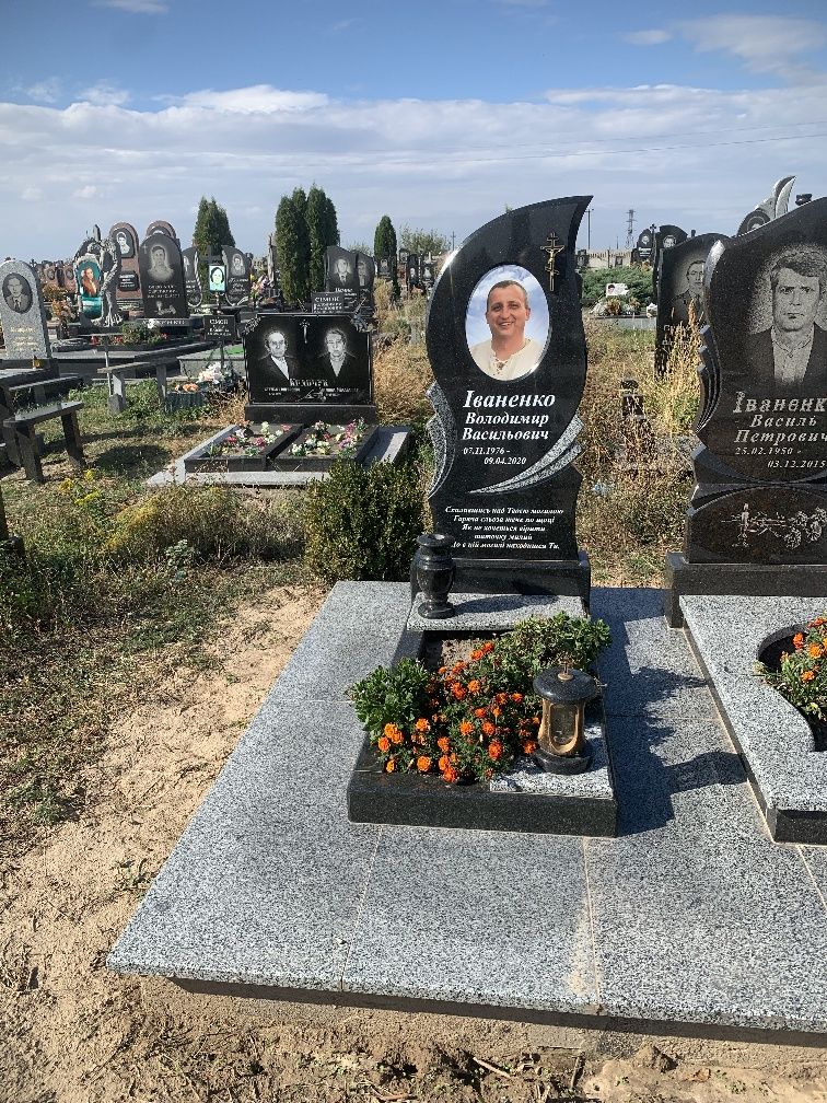 Гранітні пам'ятники