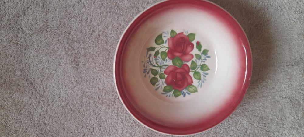 Saladeira antiga, com lacre...  loiça de Sacavem
  Gilman & CA
Em muit