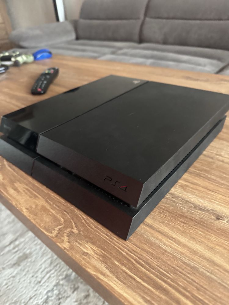 Продам ігрову приставку Sony PS4