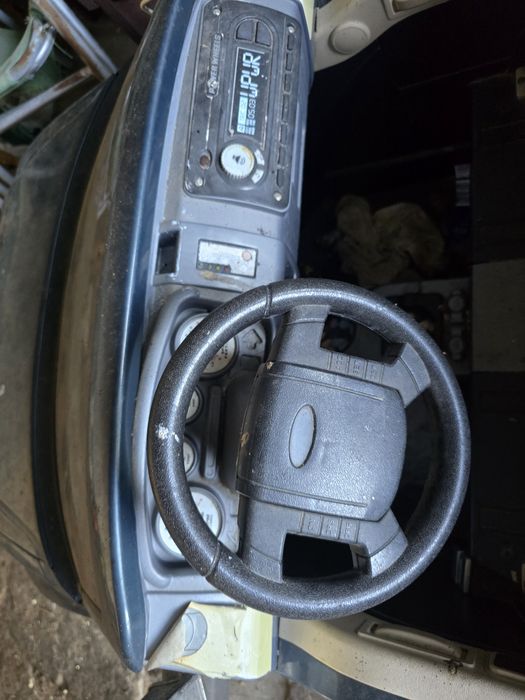 Samochód na akumulator ford z otwieranym bagaznikiem