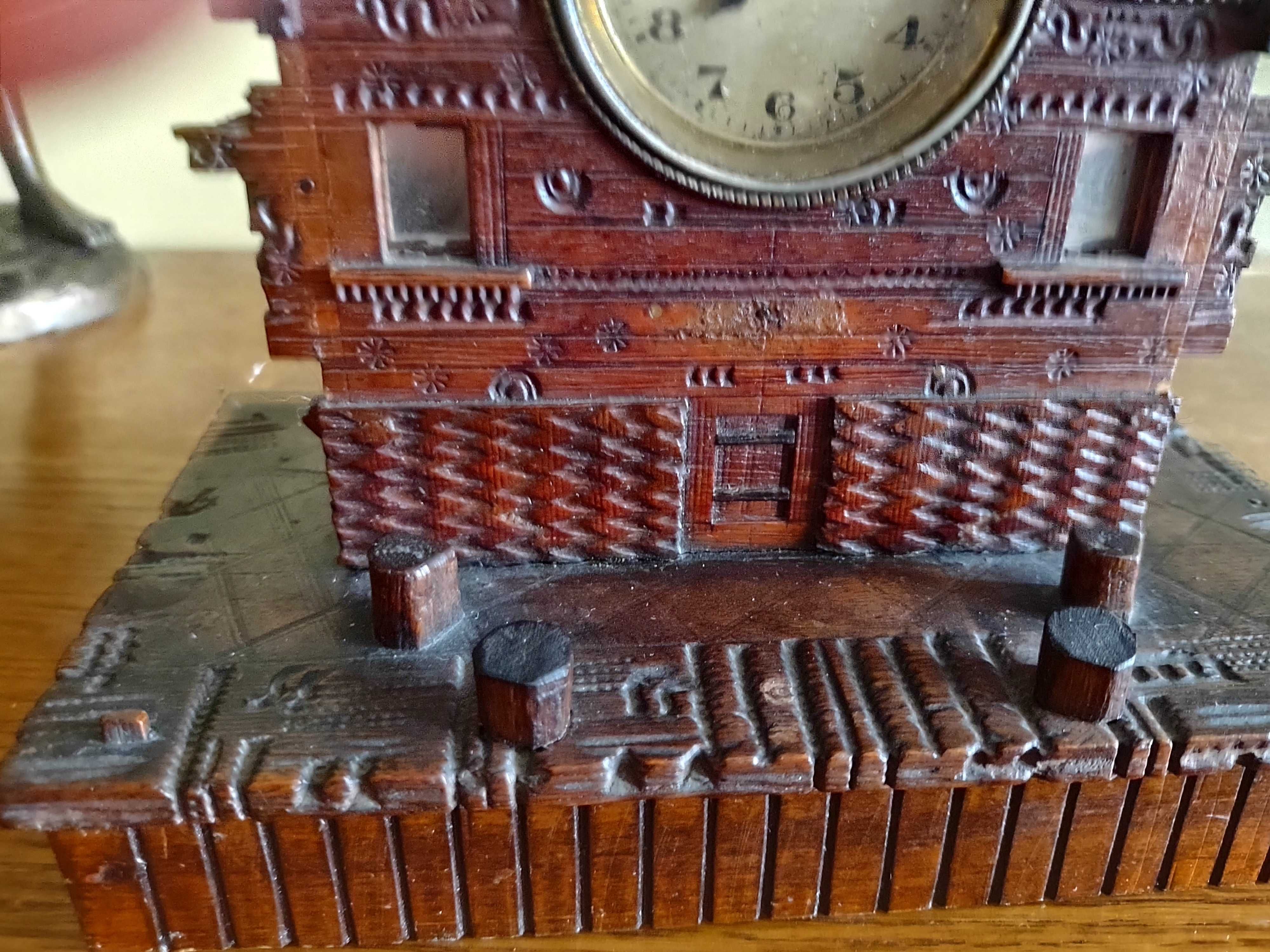 Stary stojący na półkę, 100 letni zegar drewniany nakręcany, działa