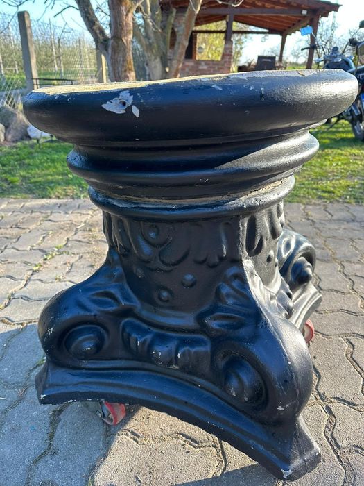 Betonowe donice ze stołem