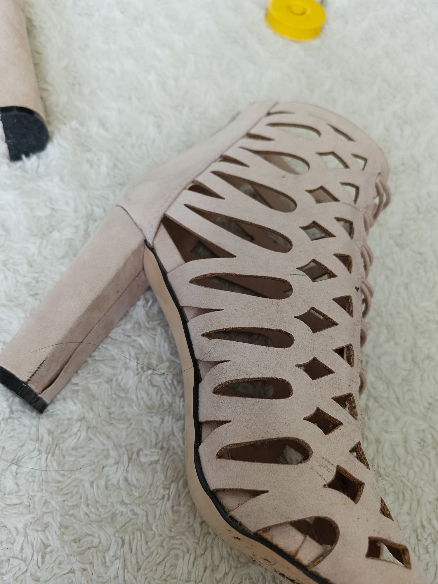 Buty na obcasie r 40