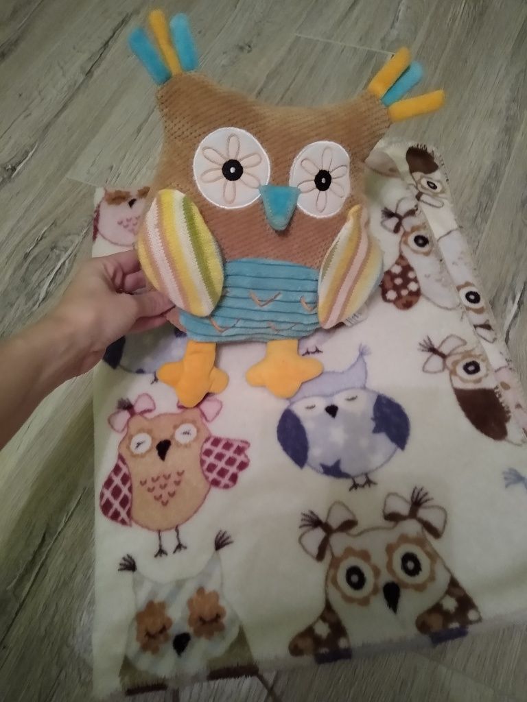 Kocyk i maskotka grzechotka sowa. Zestaw