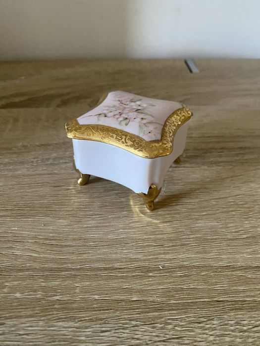 Bonita caixinha em faianca dourada e rosa