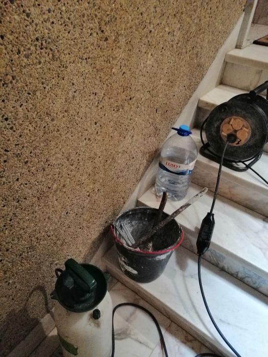 Furos em placas de prédios ou vivendas.