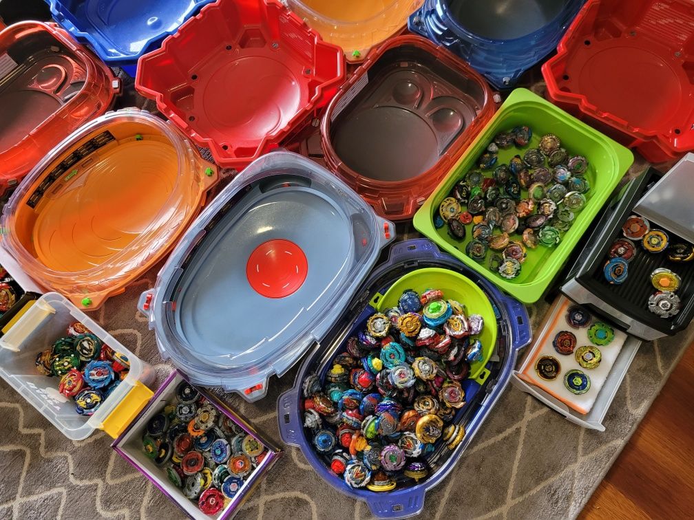 Enorme Coleção de Beyblades a venda