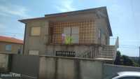 Moradia T. 4 de 4 frentes com 1.000 m2 terreno