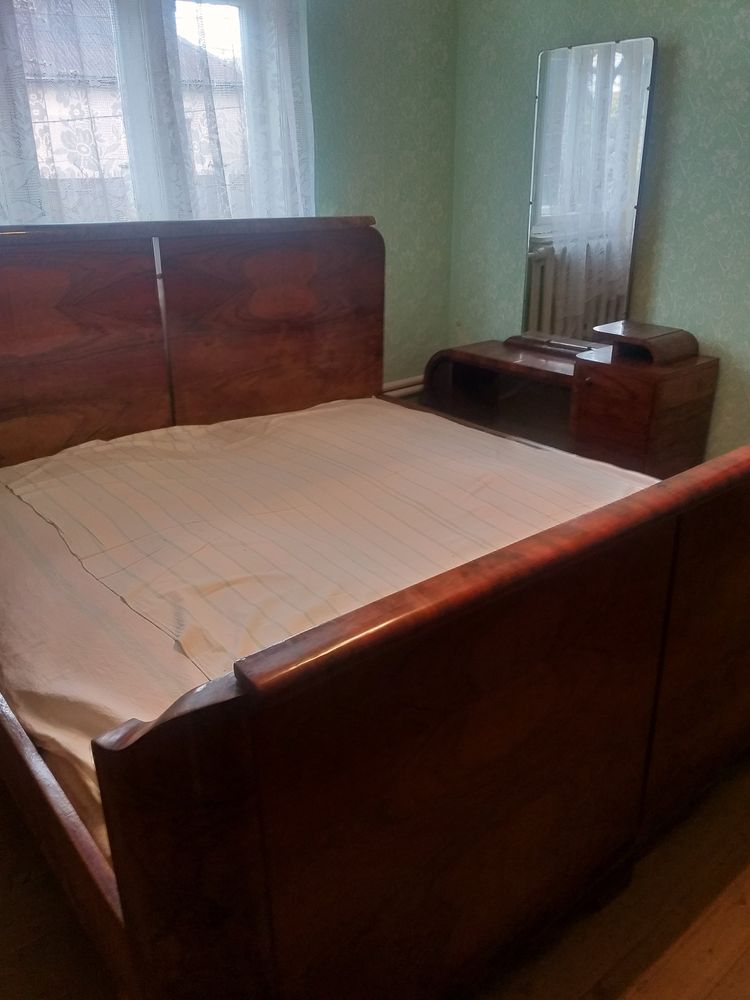Антикварне спальне ліжко