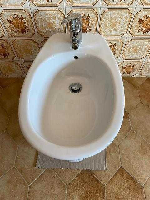 Louça de casa de banho - sanita e bidé